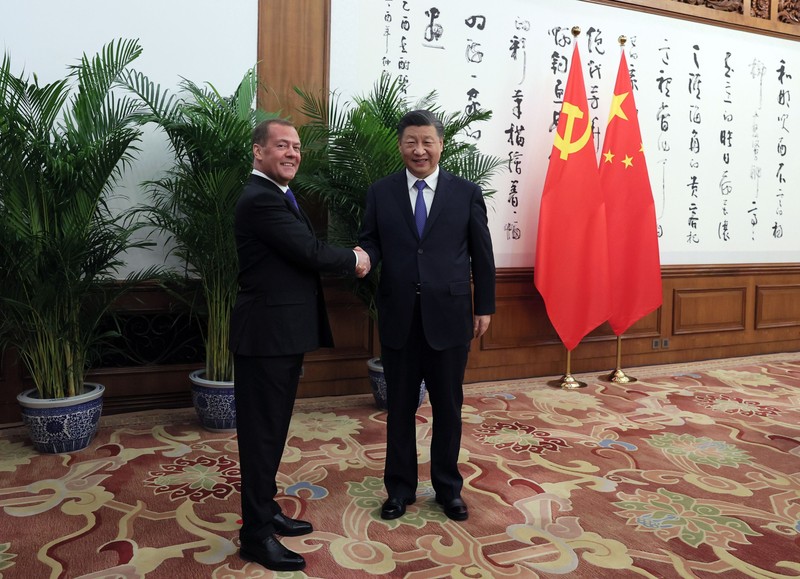 21.12.2022: Șeful adjunct al Consiliului de Securitate al Rusiei și președintele partidului Rusia Unită, Dmitri Medvedev, și președintele chinez Xi Jinping își strâng mâna în timpul întâlnirii de la Beijing, China | Foto: Hepta