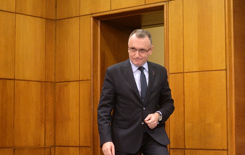 Editorial Școala 9: În loc să numere bine copiii care au nevoie de tablete, ministrul Cîmpeanu sugerează că o parte dintre ei ar fi profitori