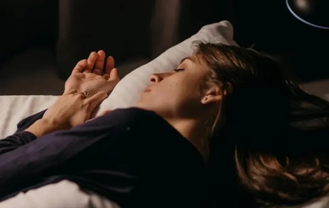 Lumina din timpul somnului ne-ar putea face rău - chiar și cea care pătrunde pe sub ușă