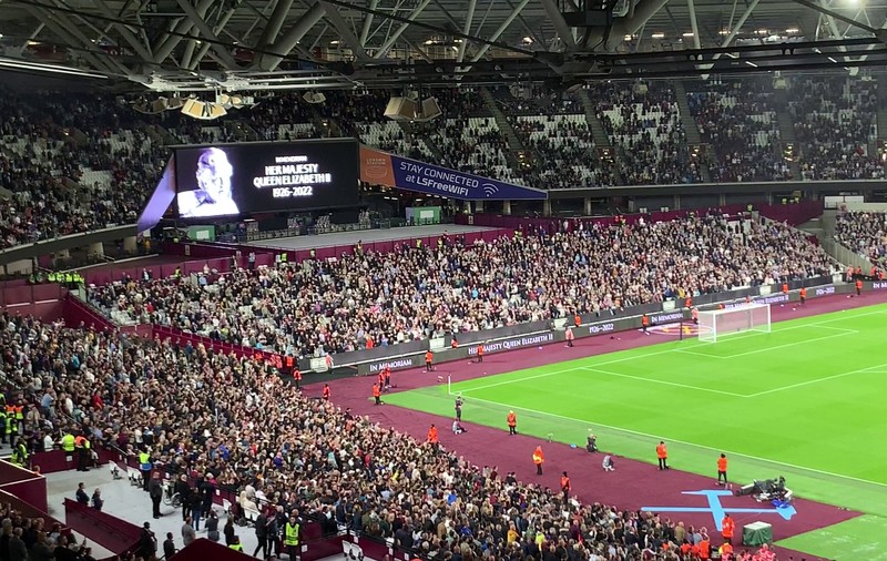 Moment de reculegere la meciul West Ham - FCSB. Pe toate ecranele din stadion sunt imagini cu regina Elisabeta a II-a