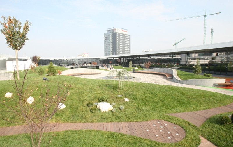 MINIPĂRCULEŢ pe ACOPERIŞUL unui MALL din Capitală | FOTO