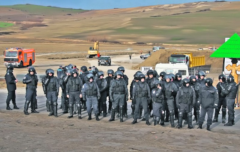 Continuă lucrările, dar şi protestele! Scandalul iscat pe tema explorării gazelor de şist la Pungeşti este departe de a fi încheiat