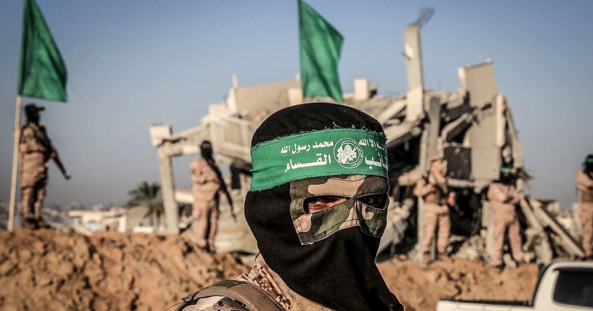 Imagine cu un luptător Hamas. Acesta are chipul acoperit