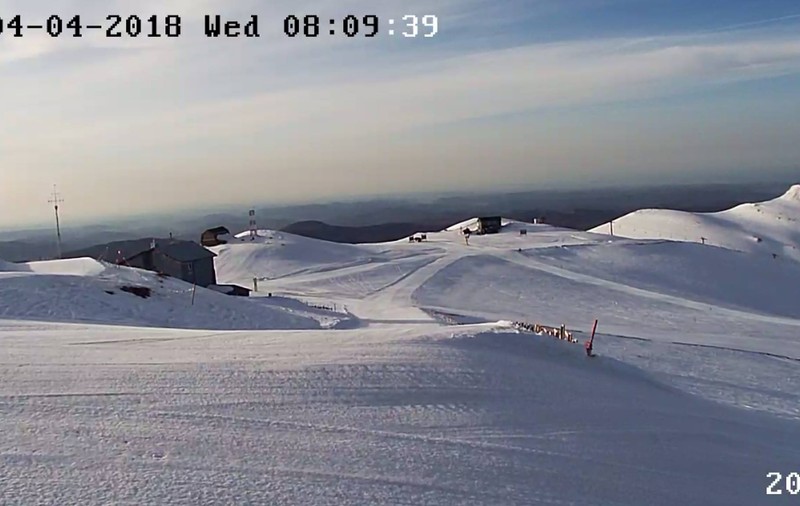 TURIST ÎN ȚARA MEA. Motive să mergi de Paști pe Valea Prahovei: schi și snowboard în mijlocul primăverii și plimbări în poienițe cu brândușe