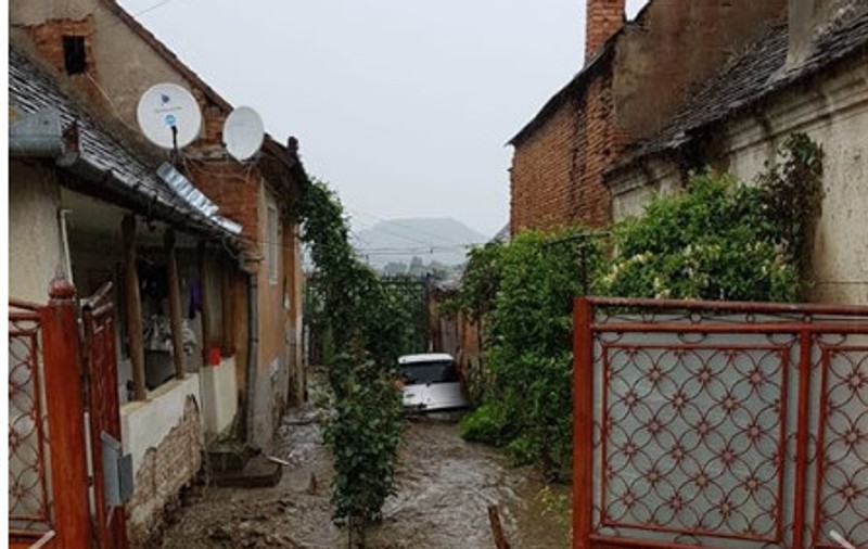 Inundații puternice într-o localitate din Alba. Un drum este blocat. Imaginile prăpădului