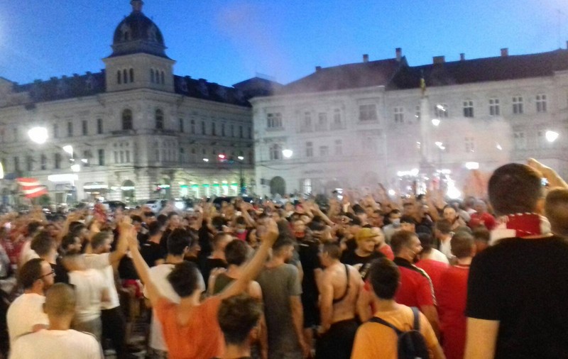 Bucuria nu ține cont de distanțare! Sute de oameni sărbătoresc în fața Primăriei din Arad promovarea echipei UTA în Liga 1. Și fanii lui FC Argeș au ieșit pe străzi