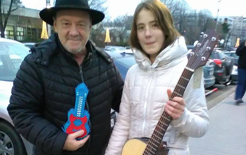 EXCLUSIV. Povestea Mariei, în acorduri de chitară și în formă de origami. Nicu Alifantis i-a dărui chitara pe care și-o dorea