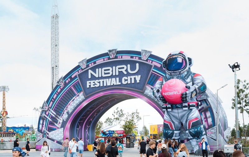 BEACH, PLEASE! 2026 continuă în forță: Ziua 1 a adus show-uri spectaculoase și o energie care a ținut festivalul viu până târziu în noapte