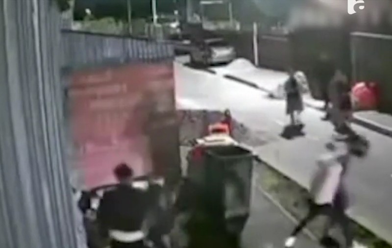 Un tânăr din Brăila a fost lovit cu toporul pe stradă. Cei trei agresori au fost prinși
