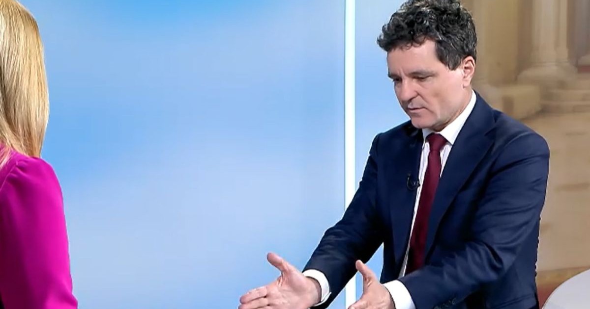 Nicușor Dan, președintele României, îmbrăcat în costum, în studioul Știrilor ProTV, în timpul unui interviu cu Andreea Esca, pe 20 mai 2025
