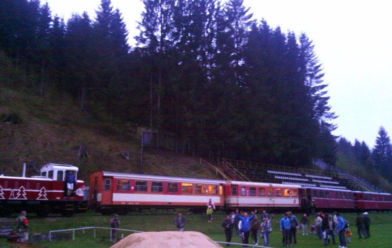 Atenție la tren! Stadionul Rapidului e mic copil! În Slovacia, mocănița trece printre teren și tribună! | FOTO & VIDEO