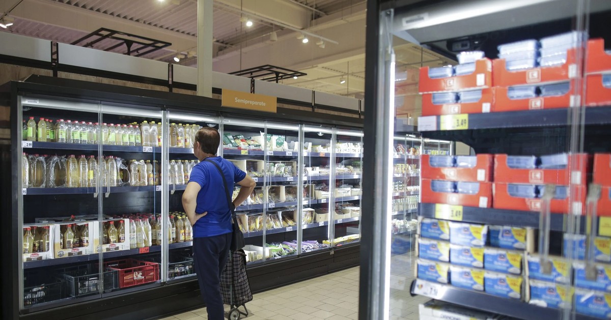 Magazinele au crescut tăcut prețurile la alimente prin scăderea greutății produselor. Foto: Inquam Photos / Octav Ganea