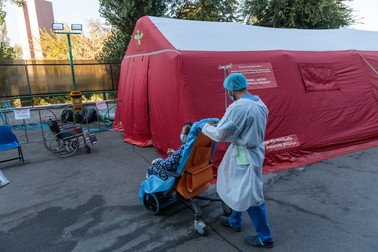 O pacientă este transportată spre cortul SMURD de afară