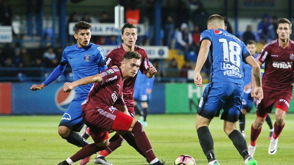 Ionut Peteleu (C) in meciul de fotbal dintre FC Viitorul Constanta si CFR 1907 Cluj din etapa 13 a Ligii 1 Orange, disputat pe stadionul Central din Ovidiu, vineri 21 octombrie 2016.