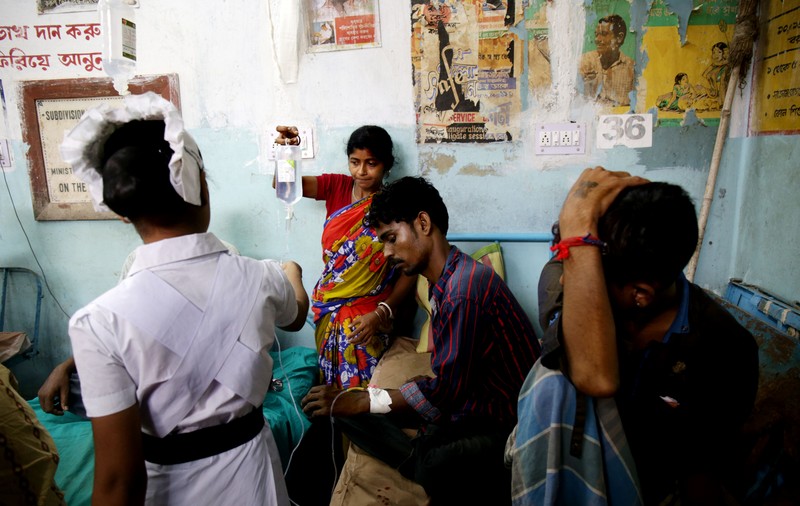 UPDATE / Numărul persoanelor din India care au murit după ce au băut alcool contrafăcut a depășit 150