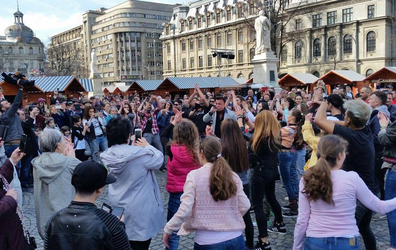 Flashmob în centrul Bucureștiului pentru iubitorii Eurovision. Luminița Anghel și Adrian Enache au făcut spectacol