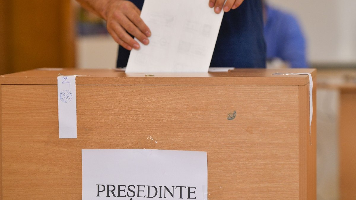 O persoana isi exercita dreptul la vot, in cadrul primului tur al alegerilor prezidentiale, in Mogosoaia, duminica, 4 mai 2025