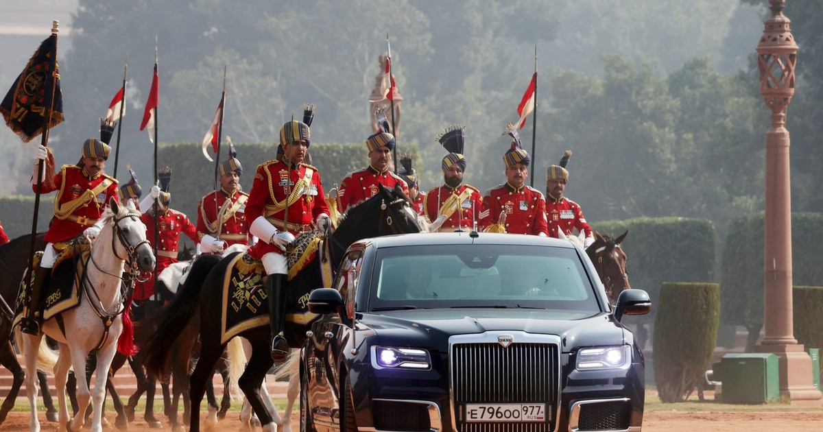 Vladimir Putin sosește la bordul mașinii sale Aurus Senat la o ceremonie de recepție la Rashtrapati Bhavan din New Delhi, India Foto: Profimedia