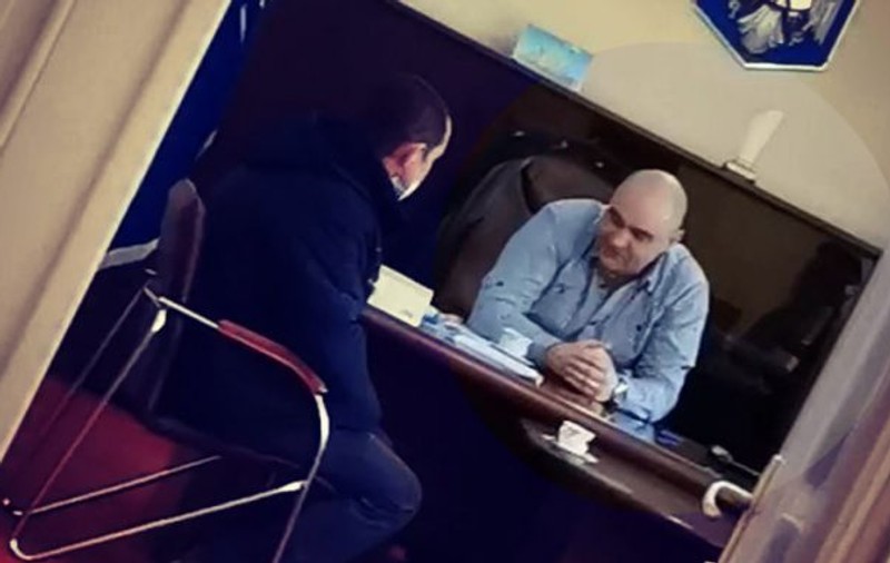 Prefectul de Brăila, surprins fără mască la o întâlnire. În fața instituției, tocmai se derula un protest antirestricții