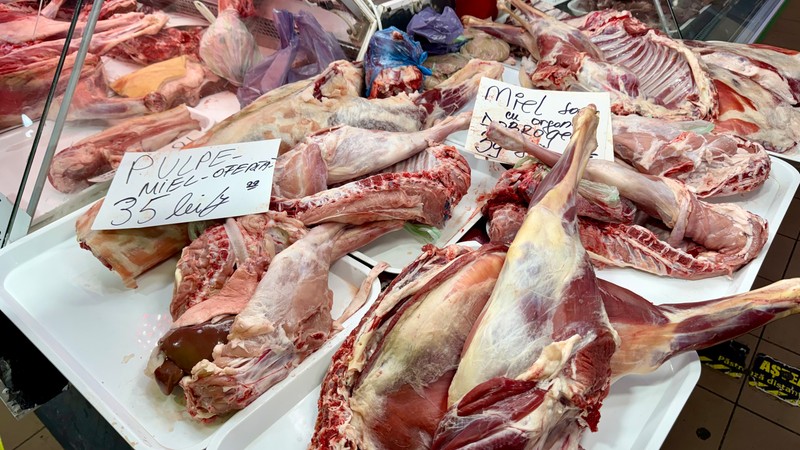 Am mers în Obor să vedem cât costă kilogramul de carne de miel pentru Paște 2026. Foto: Libertatea