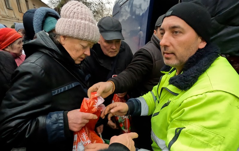 CORESPONDENȚĂ DIN HERSON, orașul bombardat în continuare de ruși. La drum, alături de românul care le-a dus cadouri și ajutoare de Crăciun celor de aici