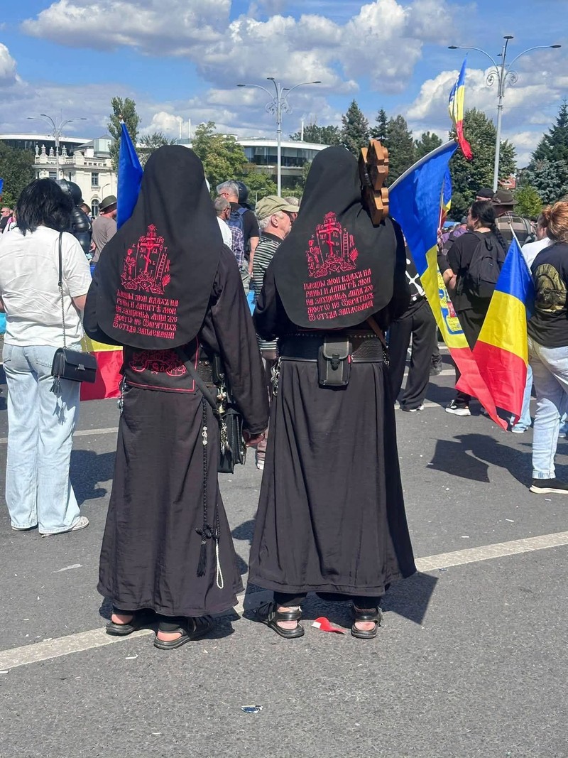Doi bărbați îmbrăcați în haine monahale rusești la protestul ciobanilor. Sursa foto: Facebook / Corupția Ucide
