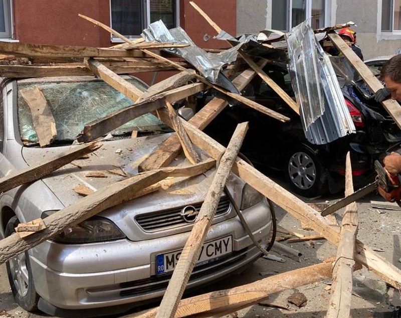 O vijelie scurtă a smuls acoperișul unui bloc din Alba și l-a trântit peste mașini. 10 autoturisme au fost avariate
