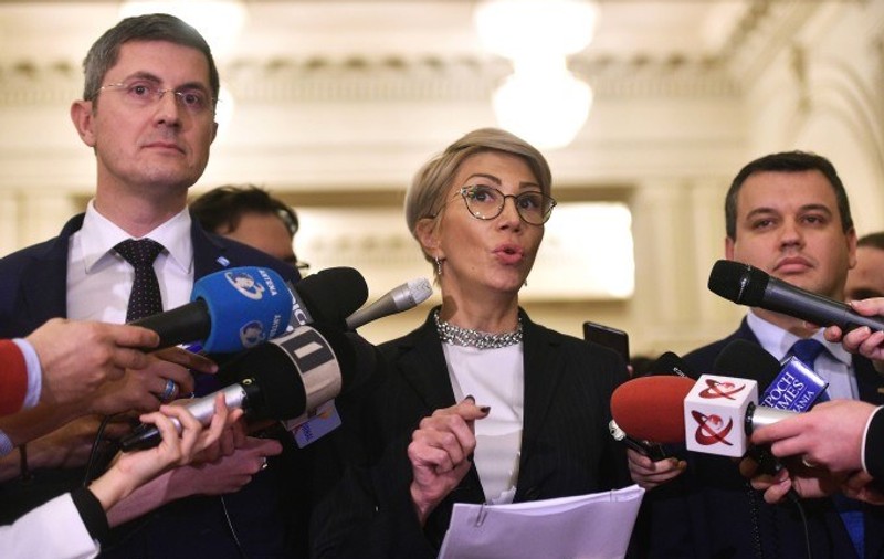 Opoziţia îi cere Vioricăi Dăncilă să vină în Parlament, pentru vot de încredere. O acuză de "jonglerii" care duc Guvernul cu totul în afara legii