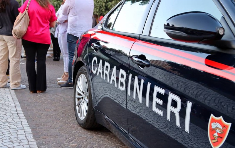O îngrijitoare din Roma a fost arestată imediat după ce carabinierii i-au găsit în casă un întreg arsenal de arme și 140.000 de euro cash