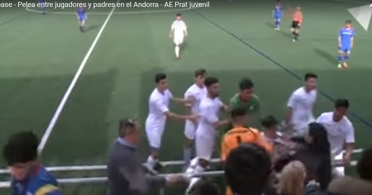 Scene incredibile la un meci de juniori. Tinerii fotbaliști au sărit la bătaie cu spectatorii.