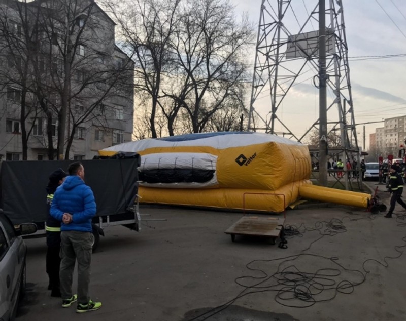 Un bărbat care amenința că se sinucide a lăsat jumătate din Iași fără curent și a paralizat circulația din oraș