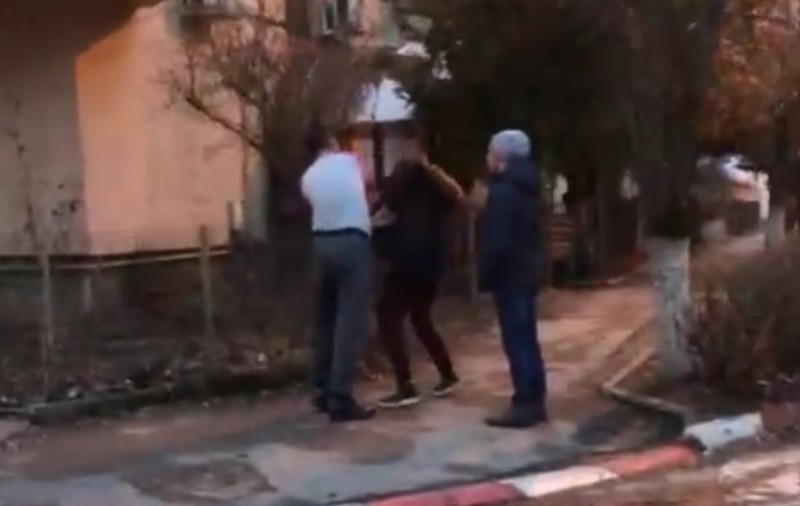 Un polițist aflat în timpul liber, filmat când lovește un tânăr în Alexandria. Anchetă internă la IPJ Teleorman | VIDEO