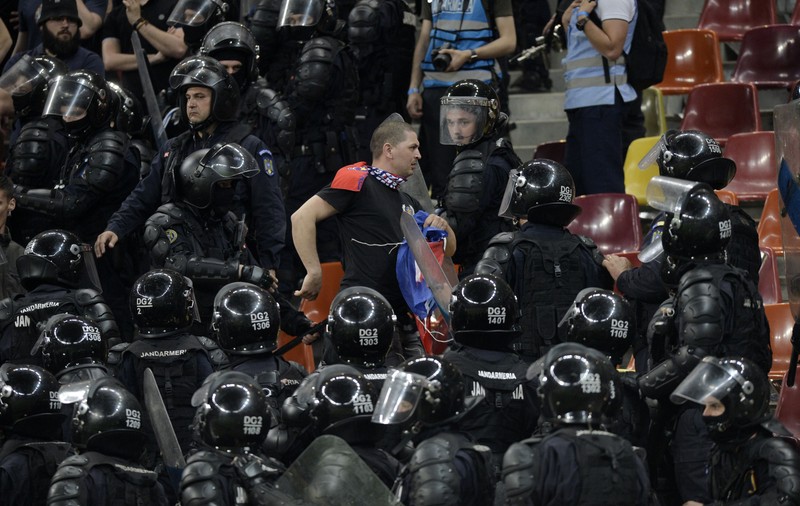 Cine a provocat incidentele la meciul Steaua - Rapid. Steliștii îi acuză pe fanii FCSB