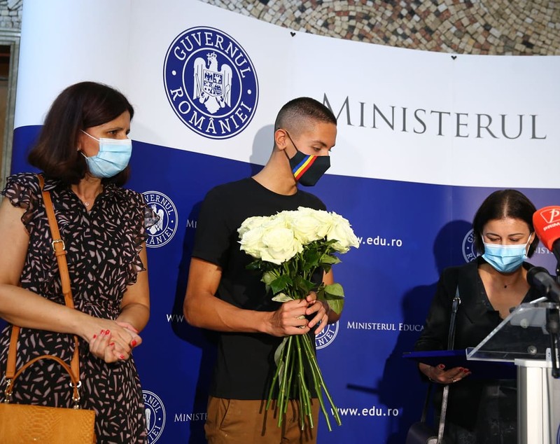 Înotătorul David Popovici a fost premiat de ministrul educației. „Aș vrea să inspir cât mai mulți părinți să-și ducă copiii la sport”