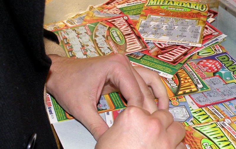 Italianul care a câștigat 5 milioane de euro la „răzuiești și câștigi” a fost încuiat în șifonier și jefuit de un român, o româncă și doi moldoveni