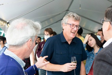 MacMillan râde cu colegii la recepția în aer liber după conferința de presă în semn de recunoaștere a Premiului său Nobel pentru chimie | Fotografie de Denise Applewhite, Biroul de Comunicații