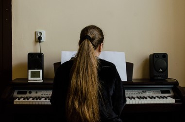 Ali cântă la pian compoziția ei preferată, Preludiul și Fuga Nr. 1, de Bach | Foto Oana Brîndușe