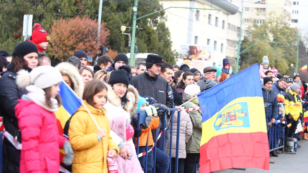 Mii de timișoreni au înfruntat frigul să vadă parada militară