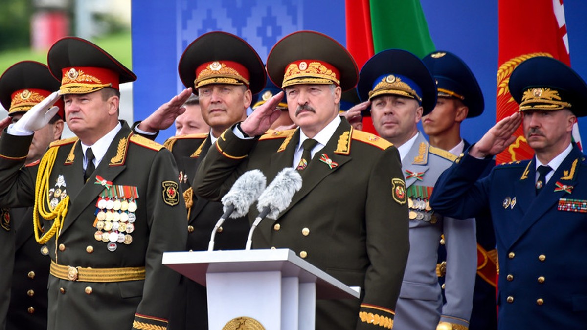 Preşedintele belarus Aleksandr Lukaşenko (centru) i-a ordonat armatei să apere integritatea teritorială a ţării FOTO: EPA-EFE/SERGEI GAPON