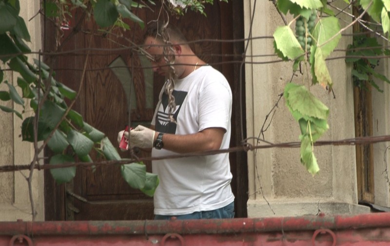 FOTO/ Un hoţ care a vrut să fure dintr-o casă din Ploiești a dat peste cadavrul unei femei moarte de un an. Lângă ea era cadavrul câinelui care o păzise