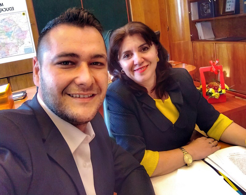 Un fost impresar de jucători cu zero expertiză în educație, nășit de familia Reghecampf, a ajuns consilier al ministrului Educației din Guvernul Orban!﻿