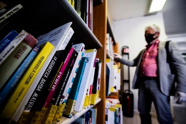 Rafturile unei librării EPA-EFE/ANGELO CARCONI