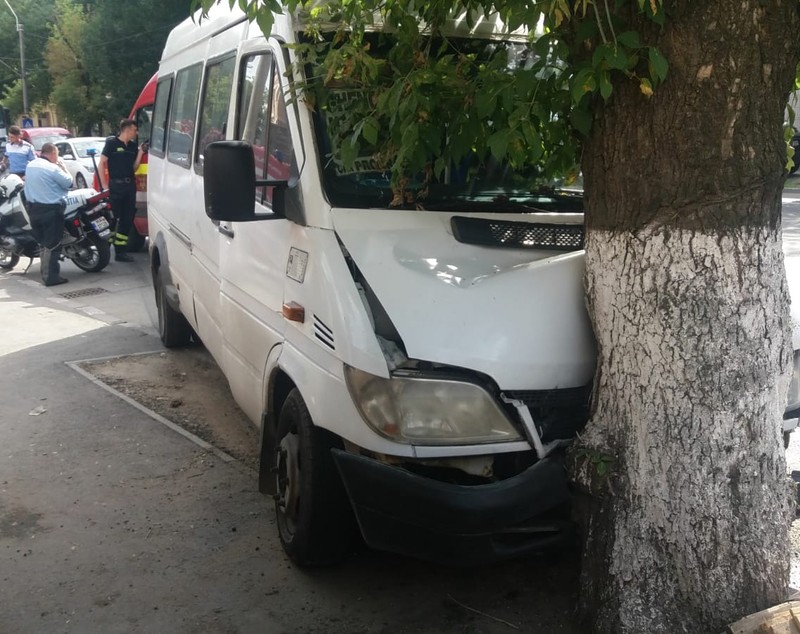UPDATE. Un microbuz a intrat într-un copac pe Şoseaua Antiaeriană din Bucureşti