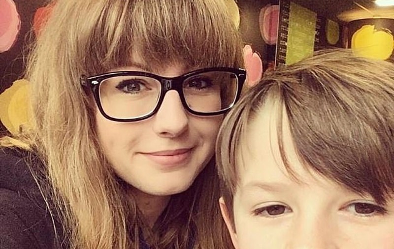 Un băiețel de opt ani a reușit să se salveze dintr-o mașină care rula cu viteză pe autostradă. A ținut volanul când mama lui a suferit o criză