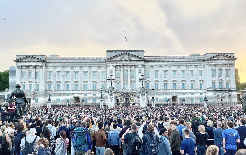 Moment emotionant în fața Palatului Buckingham. Mii de oameni au cântat „God Save the Queen” | VIDEO