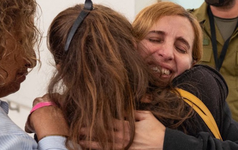 Momentul emoționant în care Danielle Aloni, femeia cu origini românești, și fiica ei de 5 ani ajung acasă, după eliberare. Cum le-au întâmpinat oamenii | VIDEO