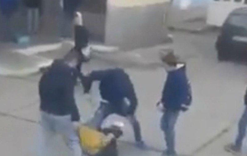 Bătaie între elevi un liceu din Alexandria. Jandarmii au găsit un briceag asupra unuia dintre ei