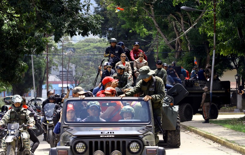 SUA și Venezuela, aproape de un conflict militar. Donald Trump a oprit negocierile cu Nicolas Maduro și a promis că va căuta traficanții „pe uscat”