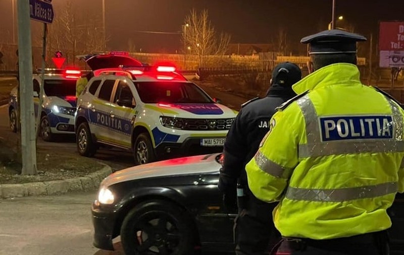 Un bărbat care era transportat la un spital de psihiatrie din București a lovit personalul ambulanței și s-a aruncat în Dâmbovița. Ce a urmat