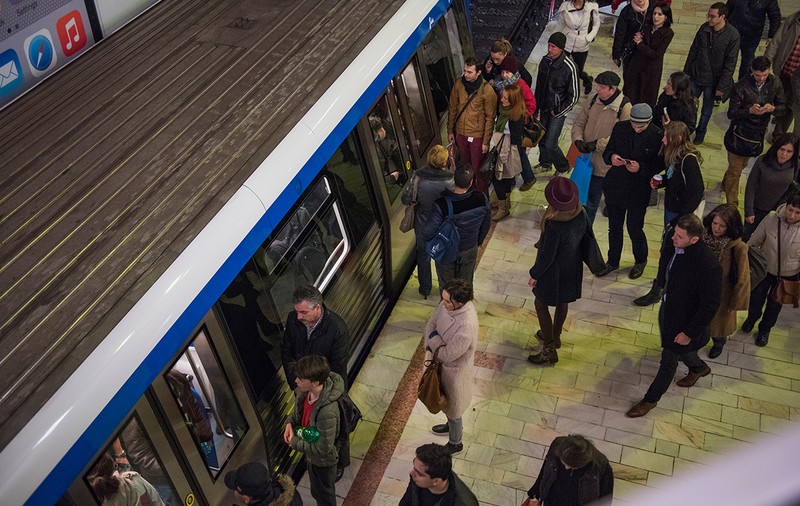 Inundație la metrou Grivița, la un pas să oprească traficul. Apa a țâșnit șuvoaie din plafon